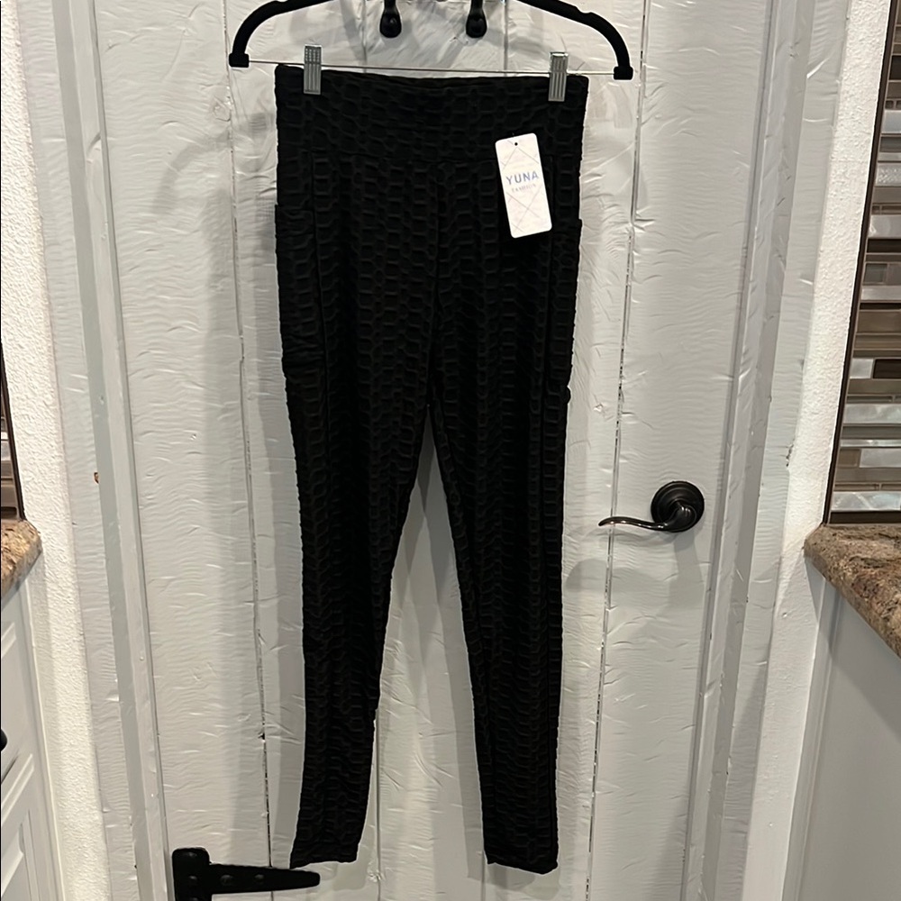Yuna Butt Cinching Tic Toc Leggings NWT S/M